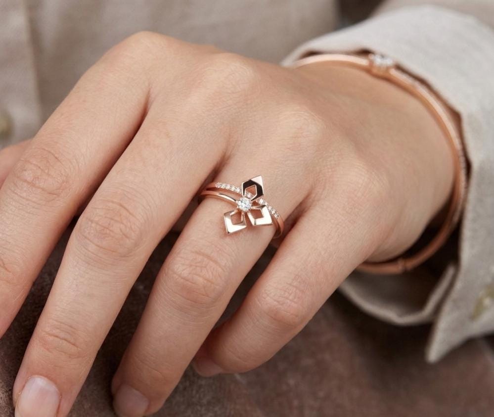 Delicate Moissanite Ring – 925 Sterling Silver Abstract Swirl Band
